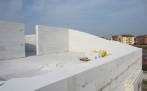 sistema di costruzione massivo con murature portanti in blocchi sismici di cemento cellulare dello spessore di 30 cm.
